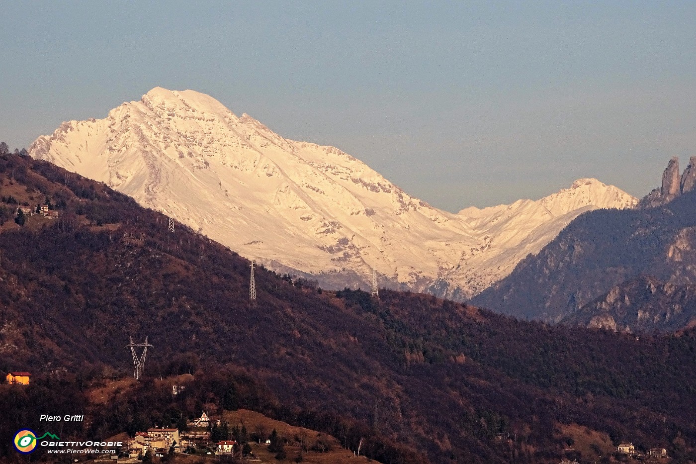 54 Zoom in Pizzo Arera ben innevato.JPG